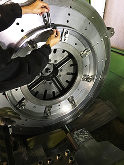 汎用旋盤、フライス盤による切削、 ラジアルボール盤による穴あけ、タップ立て